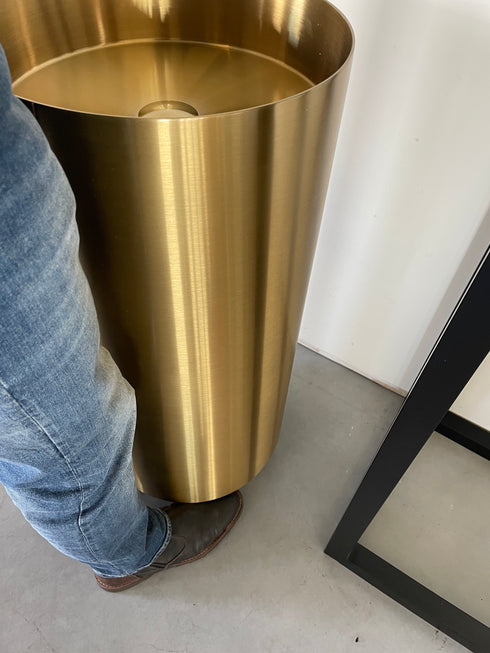 Waszuil | Staande wasbak | Vrijstaande fontein | De verzuiling | Goud