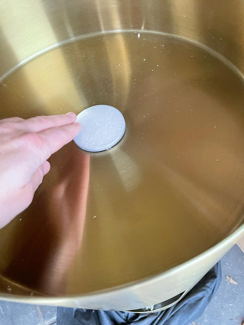 Waszuil | Staande wasbak | Vrijstaande fontein | De verzuiling | Goud