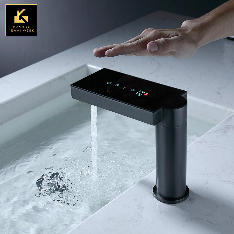 Multifunctionele wastafelkraan voorzien van temperatuur display. Om snelheid en hygiene te bevorderen is de kraan uitgerust met een no-touch sensor die de kraan aan- en uitschakelt.