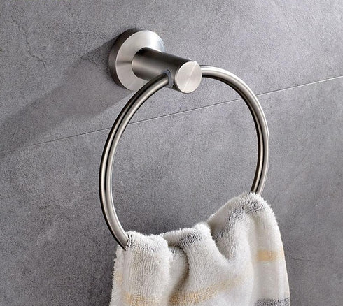 Inrichting | Design badkamer | Handdoek in de ring | De grote O | Geborsteld staal RVS